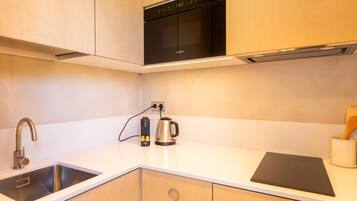 Een koelkast, een microgolfoven, een koffiezetapparaat/waterkoker