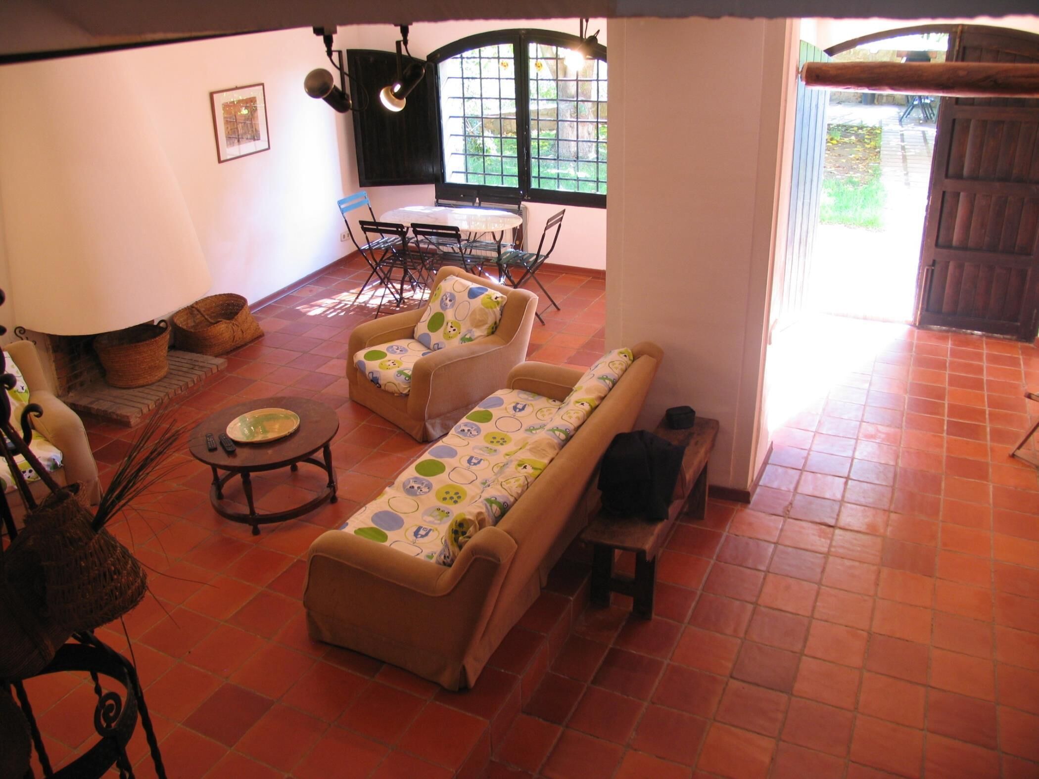 Een televisie, een open haard, een tafeltennistafel en een stereo