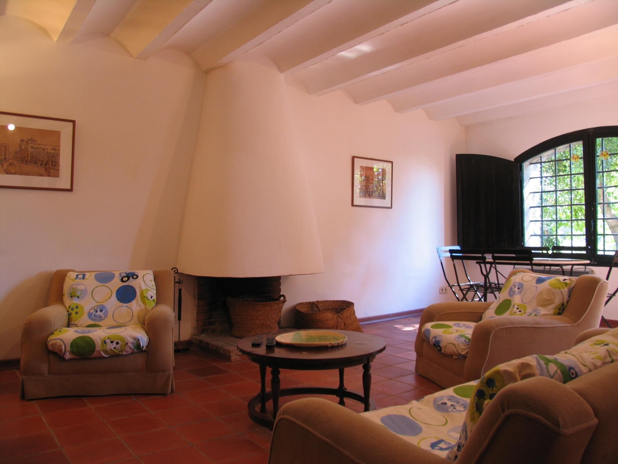 Een televisie, een open haard, een tafeltennistafel en een stereo