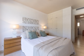 3 bedrooms, iron/ironing board, free WiFi, bed sheets - 3 bedrooms 1st Line beach · A/C · Parking · Pool · UHC PLAYAMERO 338 (Salou)