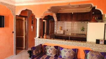 Refrigerador, microondas, parrilla de estufa y tetera eléctrica