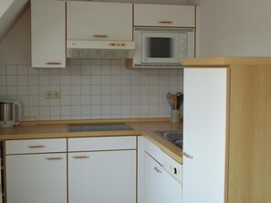 Køleskab, mikrobølgeovn, kogeplade, opvaskemaskine