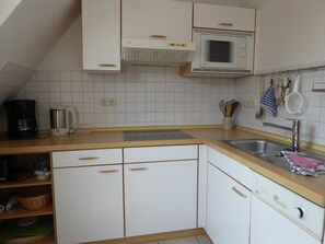 Kjøleskap, mikrobølgeovn, kokeplater og oppvaskmaskin