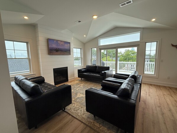 Smart TV, chimenea, reproductor de DVD y libros 