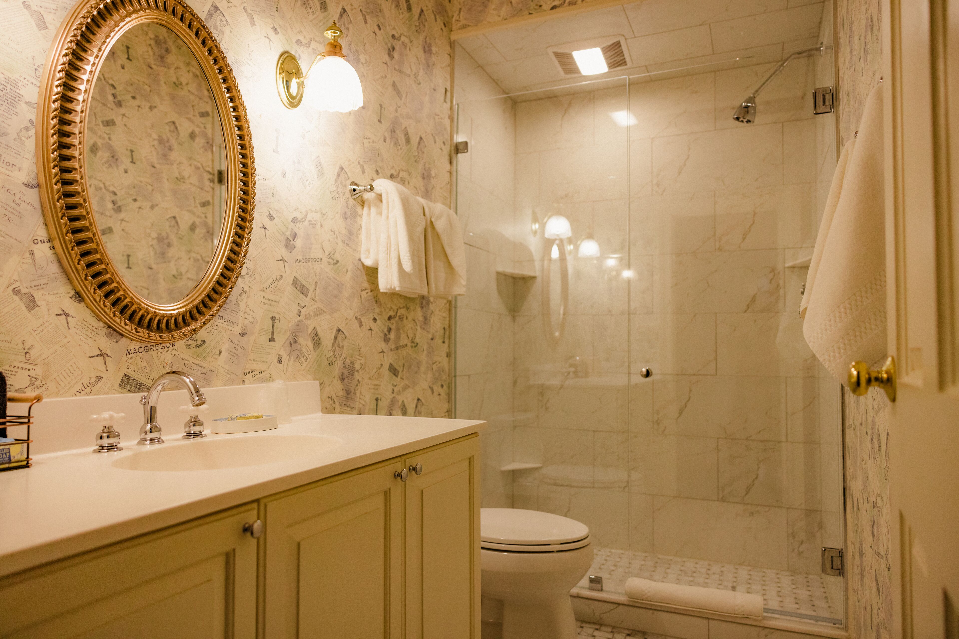 Chambre Simple Deluxe, 1 très grand lit, non-fumeurs | Salle de bain | Ensemble douche/baignoire, sèche-cheveux, peignoirs, serviettes fournies