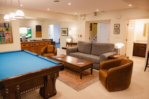 Billiards - Oakmont Inn (Verona)