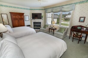 Luxury Double Room, 2 Queen Beds, Non Smoking, Garden View | Individually decorated, individually furnished, iron/ironing board - Oakmont Inn (Verona)