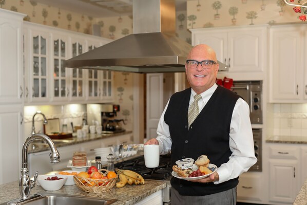 Free daily continental breakfast - Oakmont Inn (Verona)