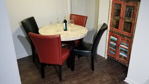 Apartemen Comfort, 1 Tempat Tidur Queen, Bebas Asap Rokok | Makan di kamar