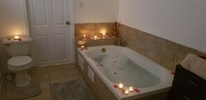 Pantuflas, toallas, jabón, shampoo