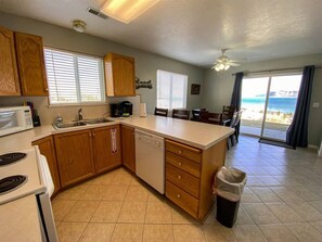 Frigorífico, microondas, placa de cocina y lavavajillas