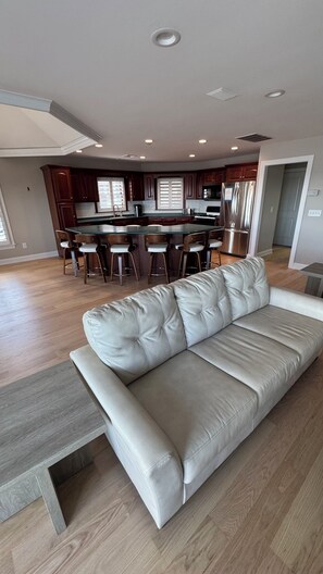 Smart TV, fireplace, DVD player, stereo