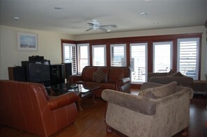 Smart TV, chimenea, reproductor de DVD y estéreo 