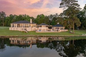 Exterior - 🔥Luxe Lakefront Escape! HEATED Pool🌊Hot Tub✨Stunning Sunrise🌅8BR+Guest House! (Littleton)