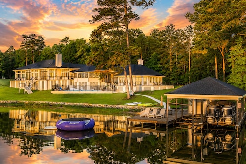 🔥Luxe Lakefront Escape! HEATED Pool🌊Hot Tub✨Stunning Sunrise🌅8BR+Guest House!