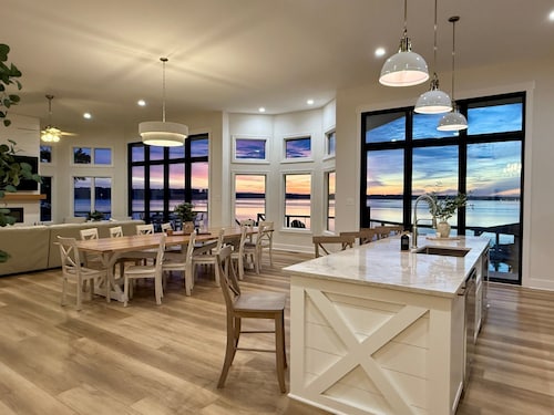 🔥Luxe Lakefront Escape! HEATED Pool🌊Hot Tub✨Stunning Sunrise🌅8BR+Guest House!