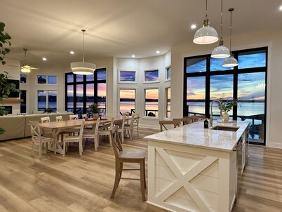 🔥Luxe Lakefront Escape! HEATED Pool🌊Hot Tub✨Stunning Sunrise🌅8BR+Guest House!