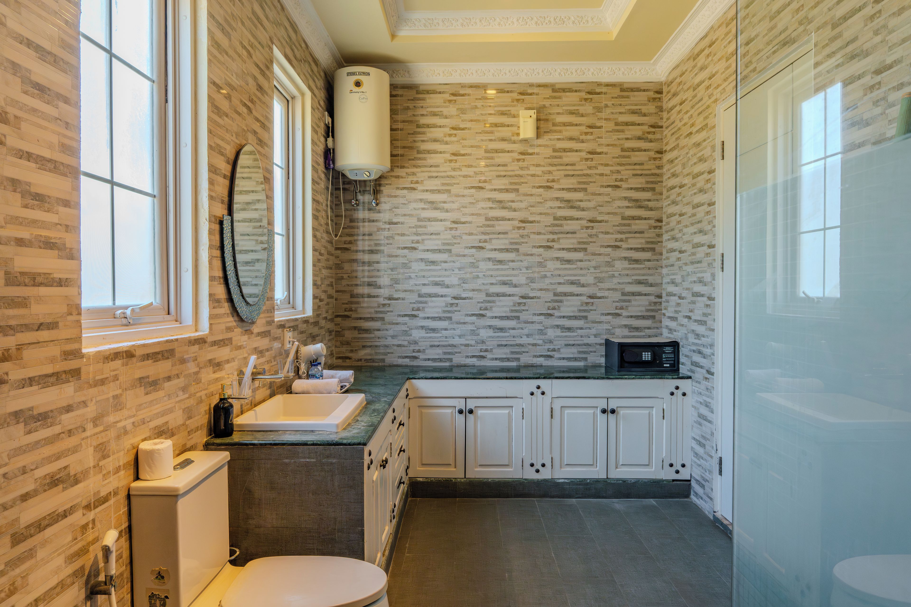 Een badkamer met een bad, toilet, wastafel en een spiegel.