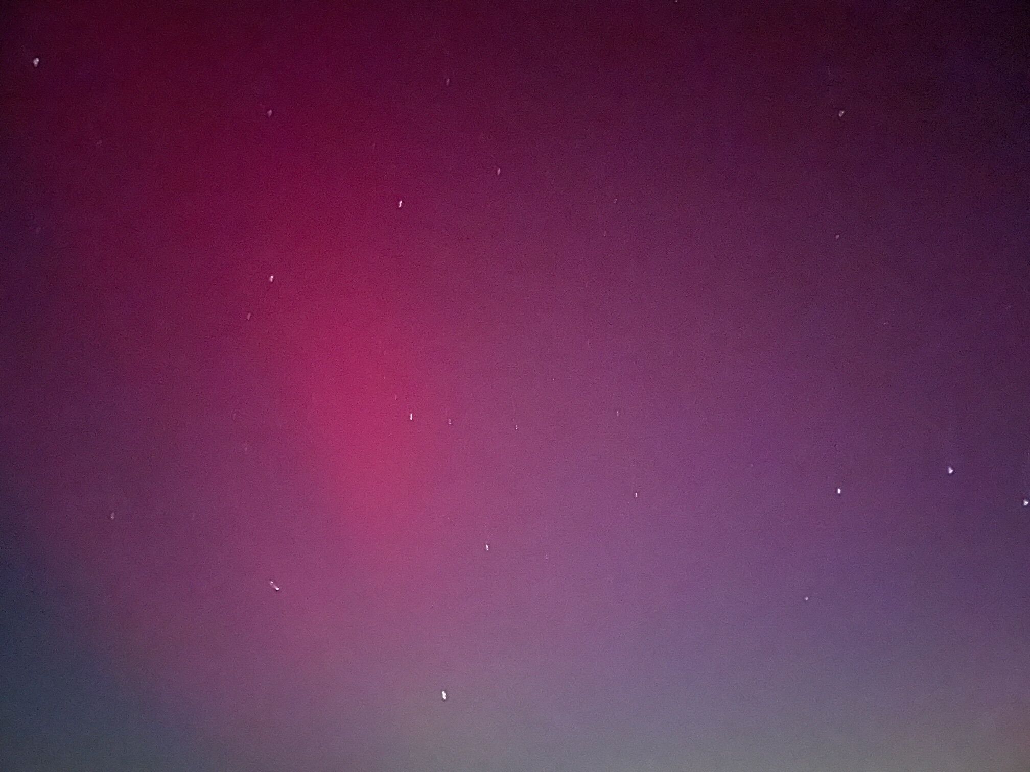 Cielo notturno con stelle e un pianeta visibile.