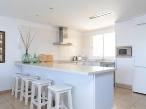 Kjøleskap, mikrobølgeovn, ovn og oppvaskmaskin