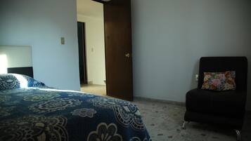 Tabla de planchar con plancha, wifi gratis y ropa de cama