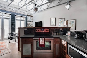 Réfrigérateur, micro-ondes, four, plaque de cuisson