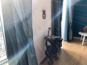 Suite, 1 King-Bett | 1 Schlafzimmer, schallisolierte Zimmer, kostenloses WLAN, Bettwäsche