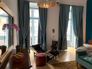 Suite, 1 très grand lit | Chambres insonorisées, Wi-Fi gratuit, draps fournis