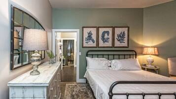 3 slaapkamers, een strijkplank/strijkijzer, reisbedje, wifi