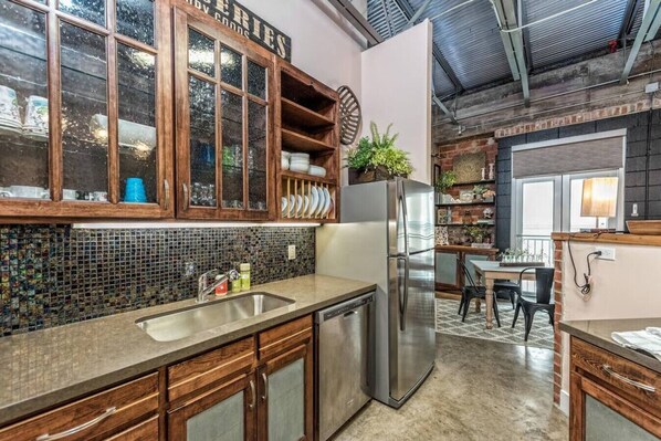 雪櫃、微波爐、焗爐、爐具