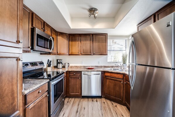 Kühlschrank, Mikrowelle, Ofen, Herdplatte