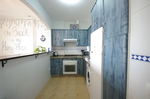 Refrigerador, microondas, horno y cafetera y tetera 