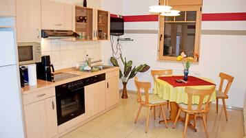 Kühlschrank, Mikrowelle, Ofen, Geschirrspüler