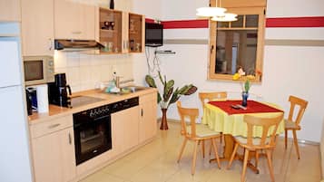 Kühlschrank, Mikrowelle, Ofen, Geschirrspüler