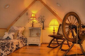 3 bedrooms, iron/ironing board, WiFi, bed sheets - Rumpelstilzchen Cottage (#2) (Fredericksburg)