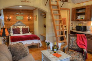 3 bedrooms, iron/ironing board, WiFi, bed sheets - Rumpelstilzchen Cottage (#2) (Fredericksburg)