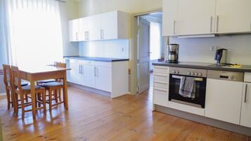 Kühlschrank, Mikrowelle, Ofen, Geschirrspüler