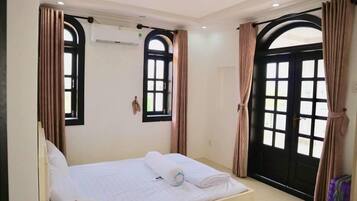 4 bedrooms, desk, soundproofing, iron/ironing board