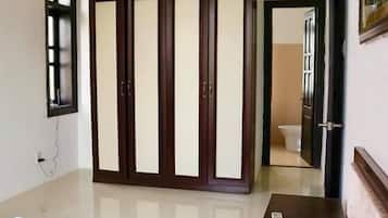 4 bedrooms, desk, soundproofing, iron/ironing board