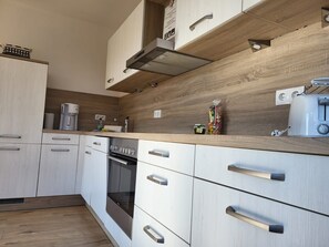 Fridge, oven, dishwasher, coffee/tea maker