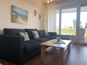 Fernseher, Tischtennisplatte, Stereoanlage