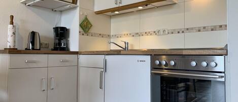 Frigorífico, microondas, horno y placa de cocina