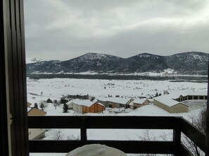 A snowy landscape with houses and mountains in the background. - Cozy Studio • Panoramic lake view • Balcony (Les Angles)