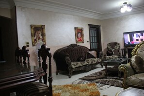 Departamento, 3 habitaciones | Sala de estar | Televisión de pantalla plana 