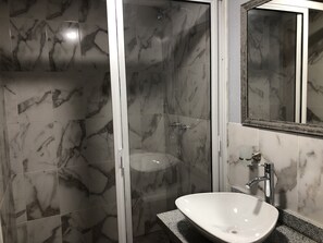 Dusche, Handtücher, Seife, Toilettenpapier