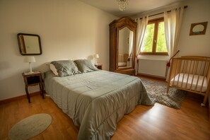 4 Schlafzimmer, Bügeleisen/Bügelbrett, kostenloses WLAN