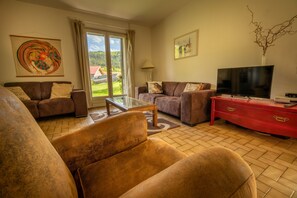 Fernseher, Kamin, DVD-Player, Bücher