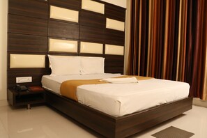 Deluxe Room, 1 Large Single Bed, Smoking | Bathroom | Shower, free toiletries, towels