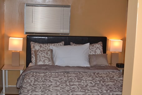 1 bedroom, iron/ironing board, WiFi, bed sheets. The Onyx Cottage. Very cozy and private