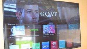 Un écran de télévision affichant une variété de services de diffusion en continu et d’applications, notamment Netflix, Prime Video, Hulu, et d’autres.